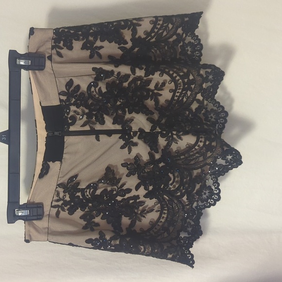 Alice & Olivia sequin embroidered mesh shorts - Picture 6 of 12